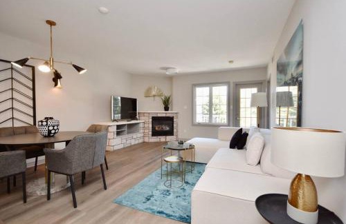 Oro-Medonte Apartment | Lux Jacuzzi Suite - Top Level