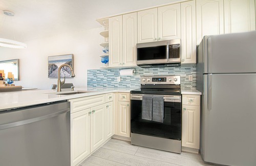 Jupiter Bay Condo | Lux Jupiter Bay condo w Fab Sunrise Lake Views close to beach