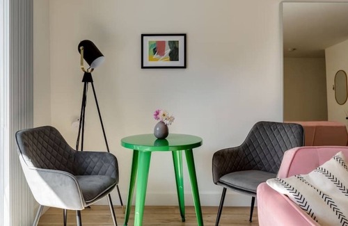 El Segundo Apartment | Lux King 1 BR/1BA near beaches & outdoor dining