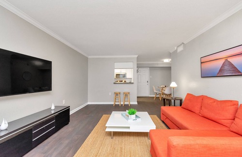 Braeswood Place Apartment | ⚜️Lux King Bed🏒Air Hockey🏊🏽‍♂️Pool🏥Medical Center🏛Museum District🏟NRG Arena🌆Downtown