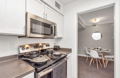 Braeswood Place Apartment | ⚜️Lux King Bed🏒Air Hockey🏊🏽‍♂️Pool🏥Medical Center🏛Museum District🏟NRG Arena🌆Downtown