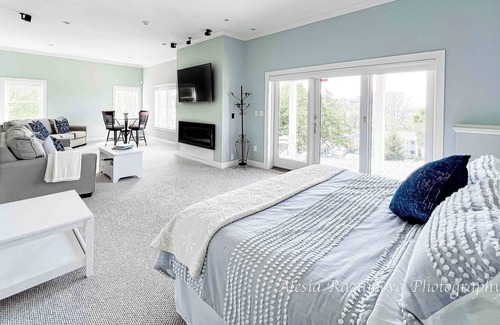Hull Apartment | Lux KING Bed, Fireplace w/ Patio — 5 min from the beach!