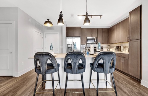 Villa Heights Apartment | LUX KING+QUEEN beds*NoDa/Uptown*walk to dine & ent