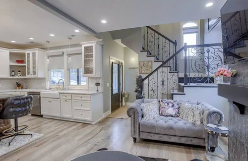 Little Italy House | Lux Little Italy -3 Adj King Beds/3 bath/2 decks