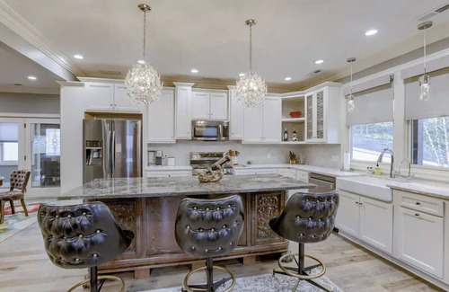 Little Italy House | Lux Little Italy -3 Adj King Beds/3 bath/2 decks