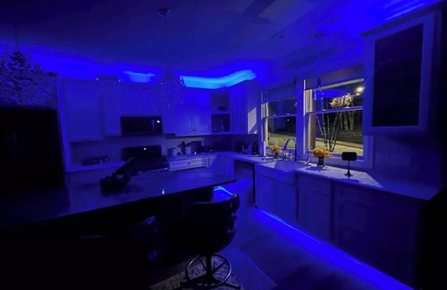 Little Italy House | Lux Little Italy -3 Adj King Beds/3 bath/2 decks