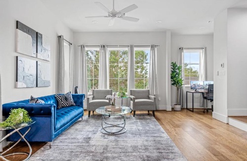 Greater East End House | Lux Living - East Downtown Rooftop with Private Chef & King Suite