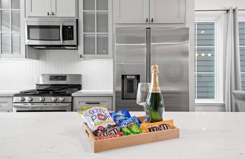 Greater East End House | Lux Living/Rooftop/Private Chef & King Suite Downtown Oasis