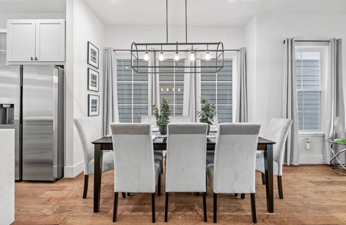 Greater East End House | Lux Living/Rooftop/Private Chef & King Suite Downtown Oasis