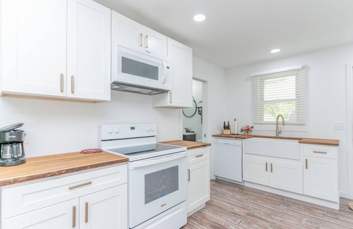 Houston Cottage | LUX Loramie Lake House completely renovated with all new furnishings