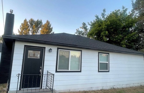 Klamath Falls House | LUX Lovely White Casita 3BR/2BA