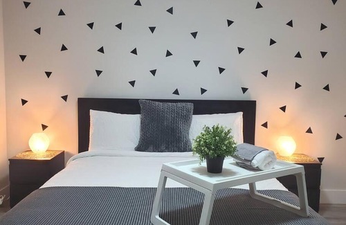 Delta Apartment | Lux Modern 2BR Radiant Suite+Free Parking