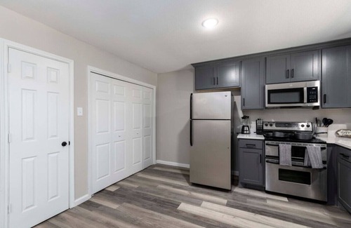 Central Arlington House | Lux Modern Getaway | AT&T Stadium Views | King Bed
