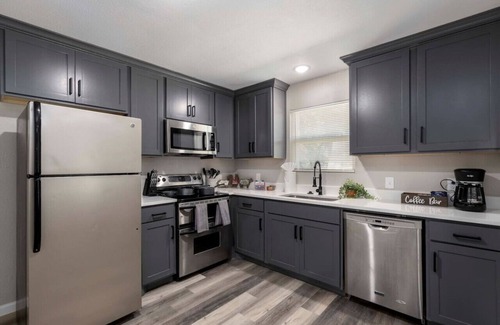 Central Arlington House | Lux Modern Getaway | AT&T Stadium Views | King Bed