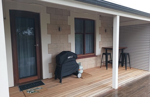 Strathalbyn Cottage | Lux Modern Minimalist Getaway, King, Open Fire, River Access/Views in Township.