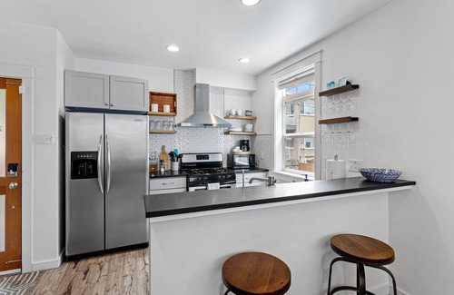 Eastlake House | Lux Modern Townhome – Parking + Patio + Pets Easy Seattle FIFA World Cup Access