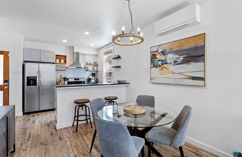 Eastlake House | Lux Modern Townhome – Parking + Patio + Pets Easy Seattle FIFA World Cup Access