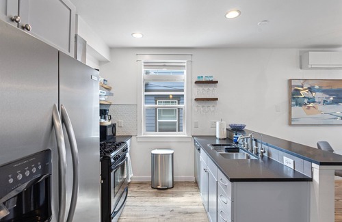 Eastlake House | Lux Modern Townhome – Parking + Patio + Pets Easy Seattle FIFA World Cup Access