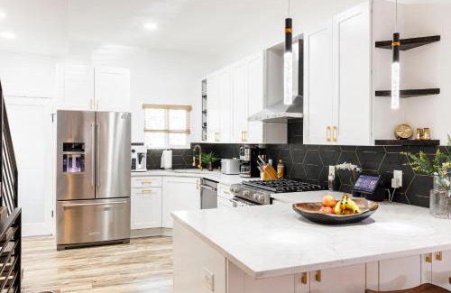 Highland House | Lux Newly Remodeled DT, Patio, Fully Stocked 5Bd, 3Ba