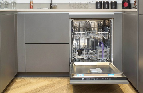 The Westside Apartment | Lux Nostalgic City Stay w/Pool Table, Netflix, Sofa Bed, sleeps 6,Nostagia stays