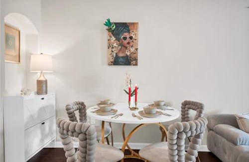 Canoga Park House | Lux Oasis in Woodland Hills