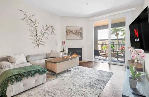 Canoga Park House | Lux Oasis in Woodland Hills