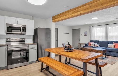 Kansas City House | Lux on a Budget! Near Nascar/Legends/AmericanRoyal King Bed!