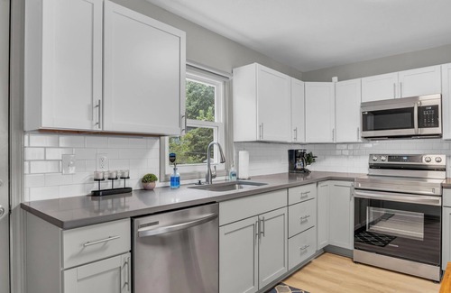 Kansas City House | Lux on a Budget! Near Nascar/Legends/AmericanRoyal King Bed!