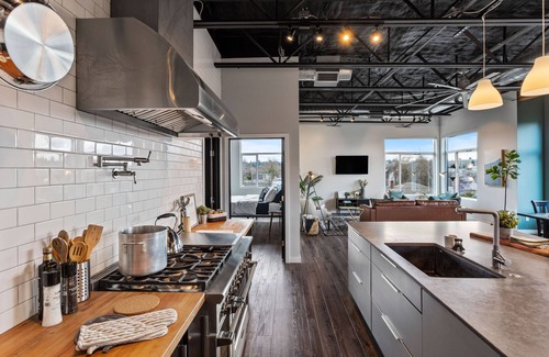 Olympia Apartment | ★LUX Penthouse ★ Rooftop ★ Family★ Business ★ Large Groups