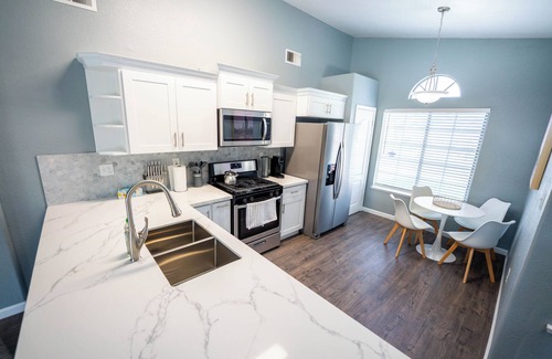 Pumpkin Center House | Lux Remodeled - 75" TV - Cozy King/Queen Beds