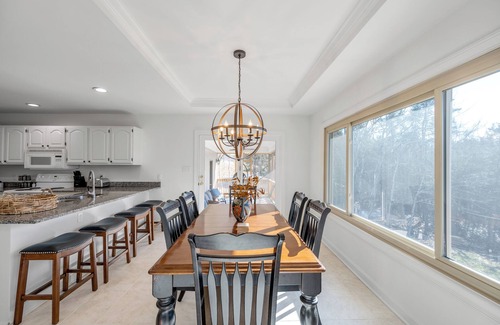 Willisburg House | LUX retreat- KY Bourbon Trail-Hot tub-Hiking Trails on over 120 acres!