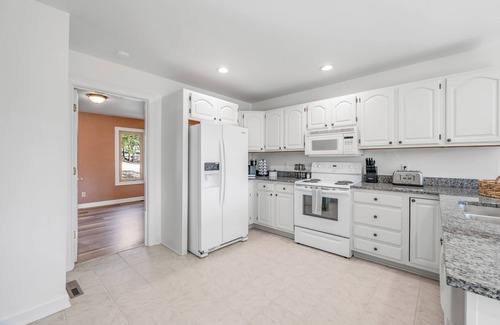Willisburg House | LUX retreat- KY Bourbon Trail-Hot tub-Hiking Trails on over 120 acres!