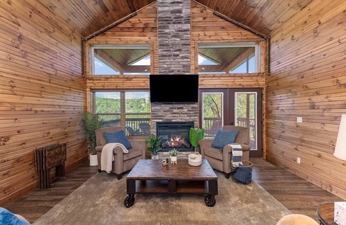 Reeds Spring Cabin | Lux Romance w/ Private Hot Tub & Outdoor Fireplace