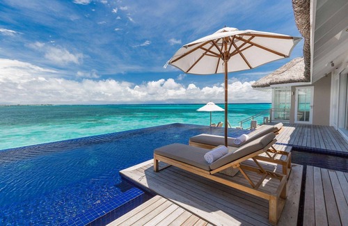 Dhidhoofinolhu Island Resort | LUX* South Ari Atoll
