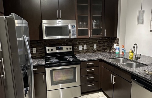 MacGregor Apartment | LUX stay in Med CTR 1 bedroom apt