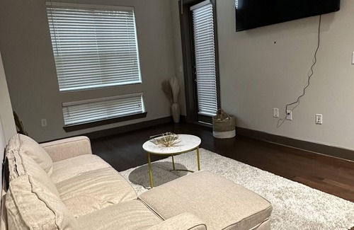 MacGregor Apartment | LUX stay in Med CTR 1 bedroom apt