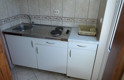 Trebesinj Apartment | Lux Studio Apartment - 5min from the beach!