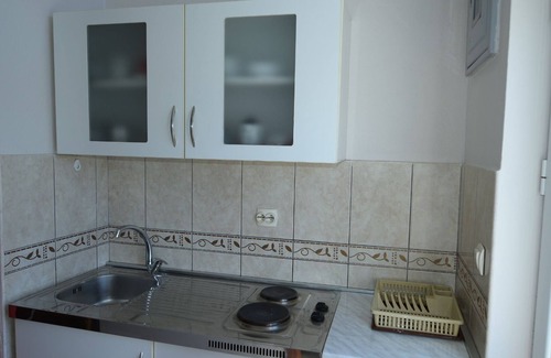 Trebesinj Apartment | Lux Studio Apartment - 5min from the beach!