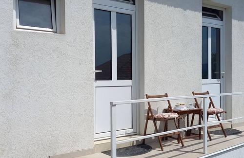 Trebesinj Apartment | Lux Studio Apartment - 5min from the beach!