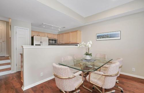 Highlands Apartment | Lux Townhouse, Walk to All, Sleeps 6 Adults