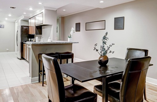 Houston Condo | Lux Uptown Galleria Highrise - King Bed & City View