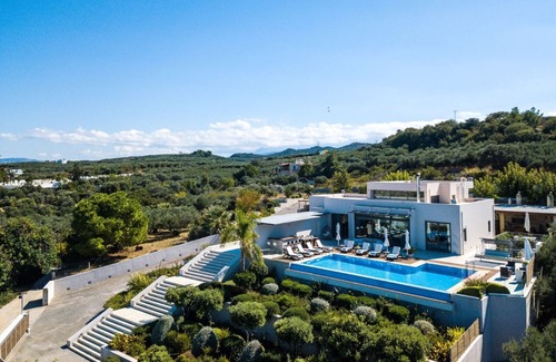 Platanias Town Villa | Lux Villa 600mt to beach★Gym & Basketball ★Heated pool★Jacuzzi★100 mt to Taverna
