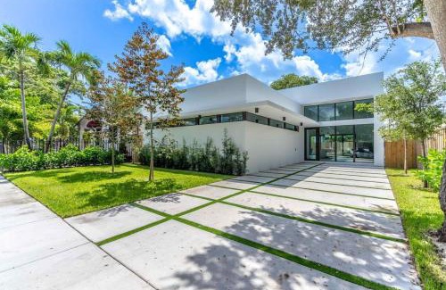 Buena Vista House | Lux Villa with Pool, Wynwood House by RoveTravel
