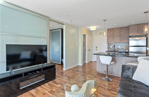 Emeryville Apartment | Lux Water View with Balcony Minutes -San Francisco