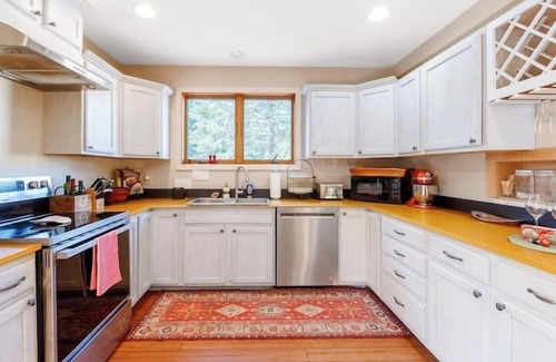 Whitefield House | Lux Waterfront Cottage with Private Island
