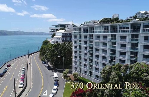 Oriental Bay Apartment | Lux Waterfront in Oriental Bay