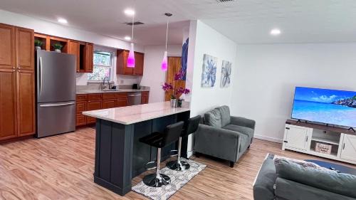 Harbor Heights House | LuxCoral - 4 Min walk to beach!