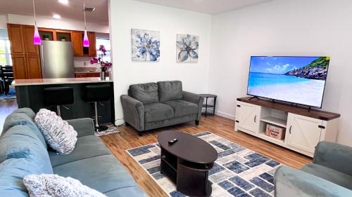 Harbor Heights House | LuxCoral - 4 Min walk to beach!