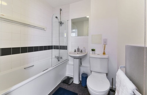 Bromley North Apartment | Luxe 1 bed flat 5 mins to Stratford - Free parking