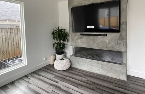 Edgewood House | Luxe 1 bedroom w/ car rental option